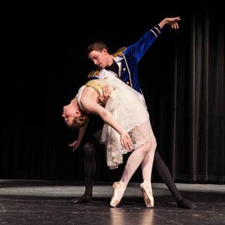 两个学生，一男一女，在跳芭蕾舞