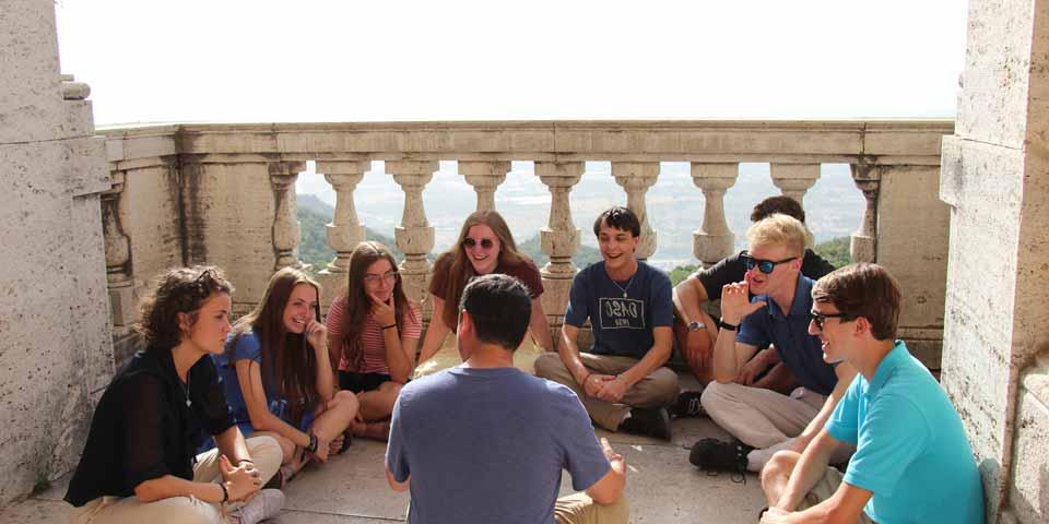在意大利，一群学生围成一圈交谈.